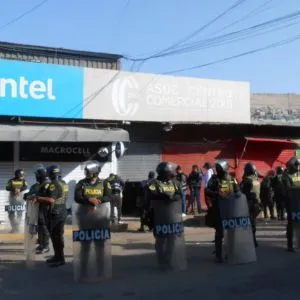 Allanan viviendas y puesto del centro comercial 2001 por investigación a banda de robo de celulares