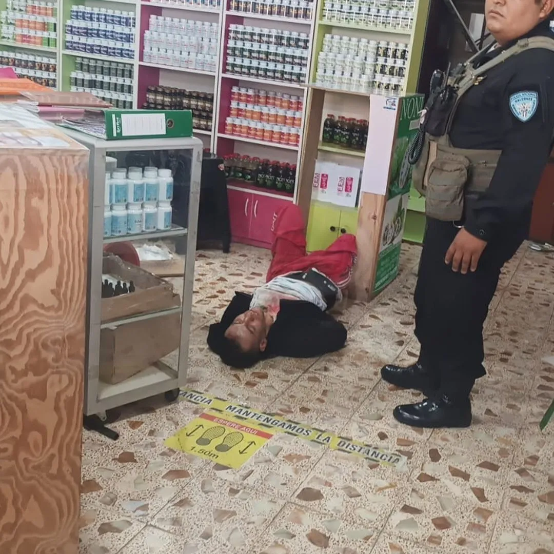 ¡TERROR AL MEDIODÍA! SUJETO ARMADO CON MACHETE ATACA A TRABAJADORA EN LABORATORIO Y ES REDUCIDO POR VECINOS
